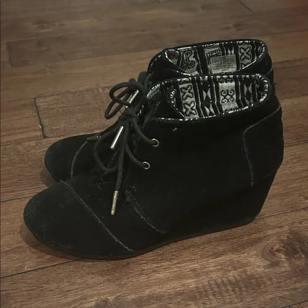 Toms Women's Black Lace-Up Boots - Picture 2 of 10